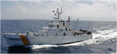 Sea Shepherd sends a vessel to intercept Planktos ships near the Galapagos Islands.